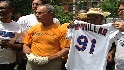 Mets plant flowers in Harlem