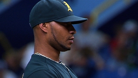 Padres claim righty De Los Santos from Brewers