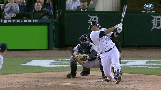 Indians sign catcher Santos to Minors contract
