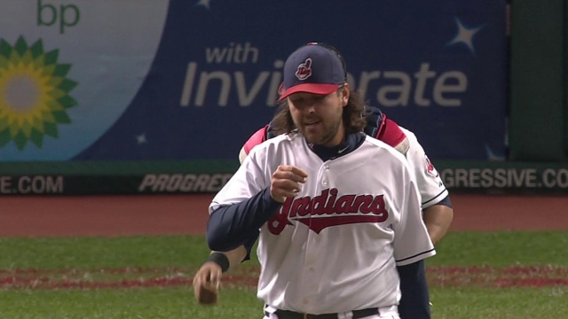 Indians sign Perez, Smith to one-year deals