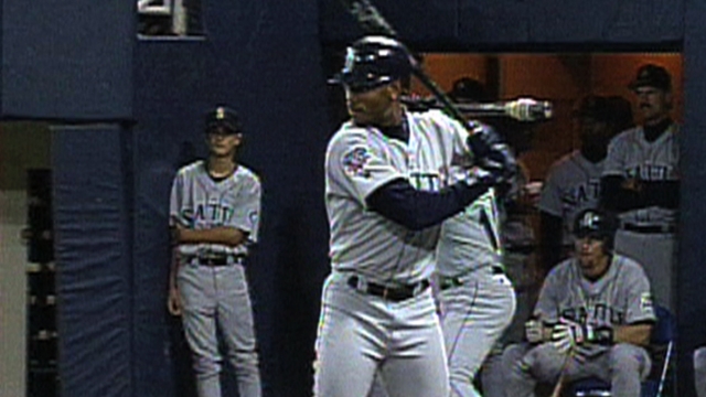 Griffey to be inducted into Mariners Hall of Fame