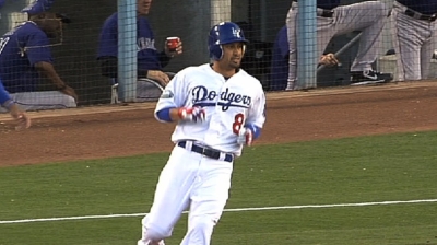 Victorino catches up with former teammates