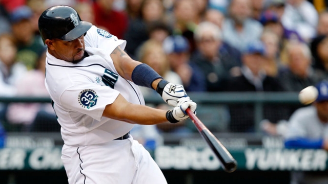Reds sign free agents Parra, Olivo