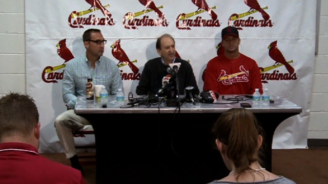 Cards extend Mozeliak, pick up Matheny's option