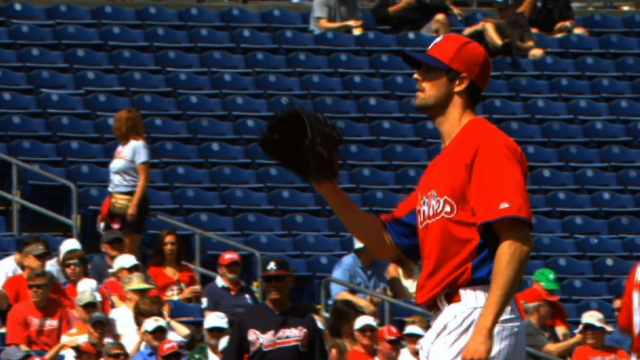 Hamels dominates Braves as offense comes to life