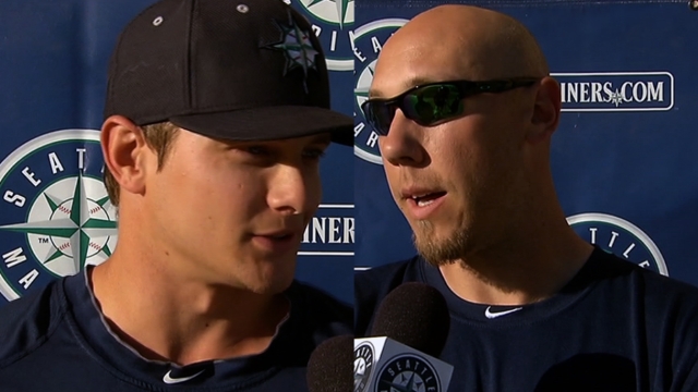Mariners add reliever Loe to big league roster