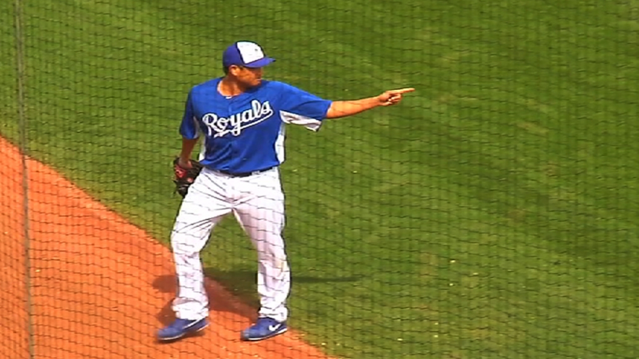 Early outburst spurs Royals to 10th straight victory