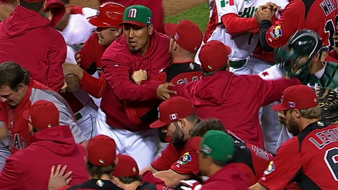 Tremenda trifulca marcó 9no inning México-Canadá