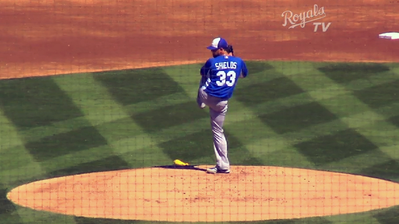 Gordon hits leadoff homer, but Royals can't hold lead