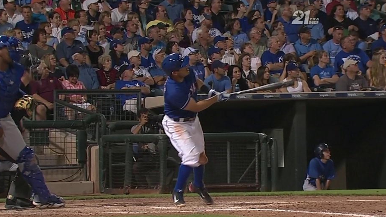Kinsler goes 3-for-3 with first spring homer