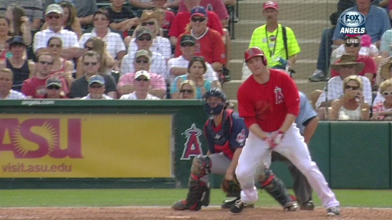 Trumbo's single helps lift Halos past Indians