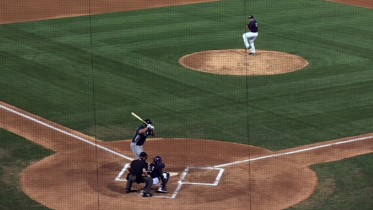Hundley, Blanks homer as Padres drop slugfest