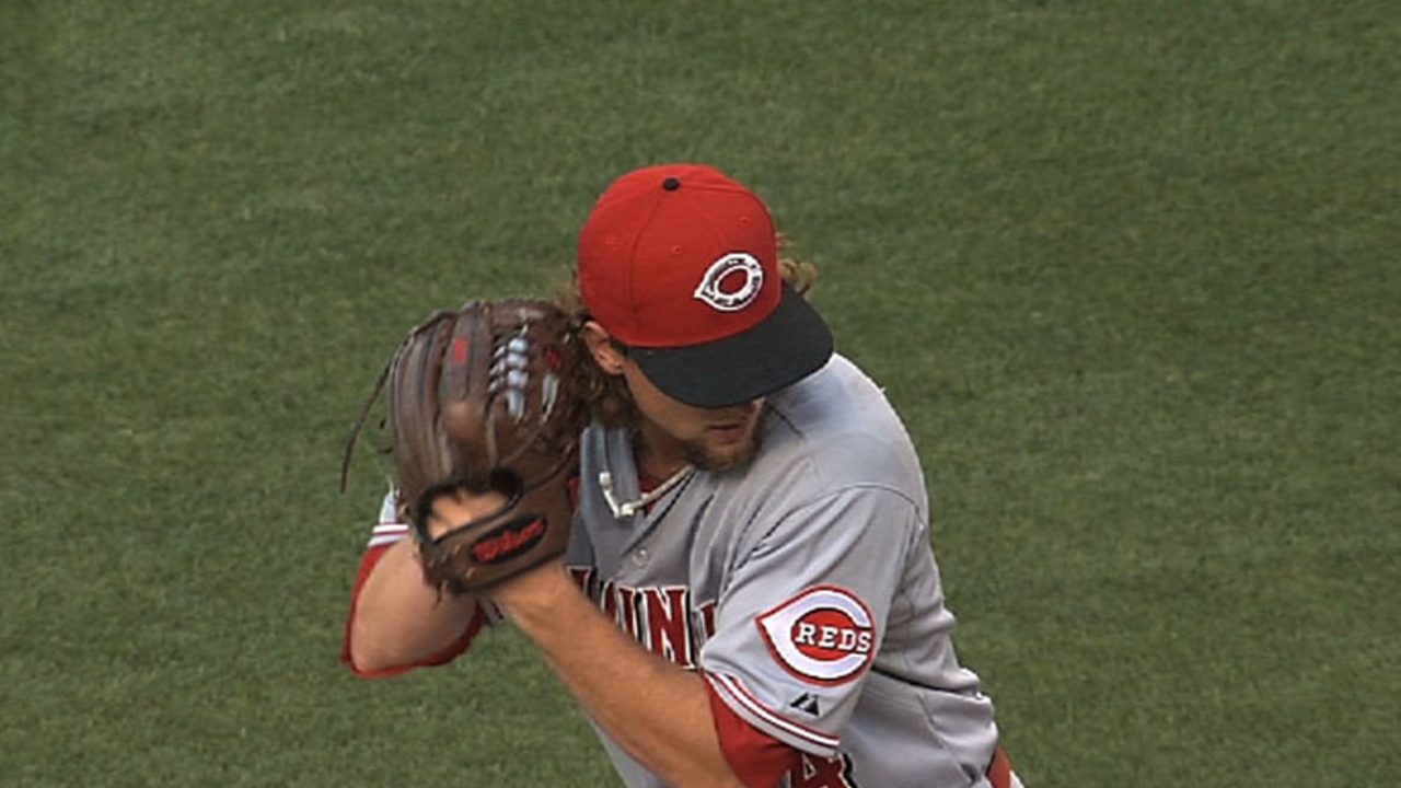 Leake, Reds avoid arbitration with one-year deal