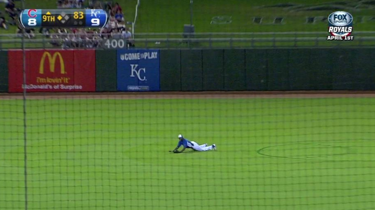 Cubs rally late to force draw with Royals