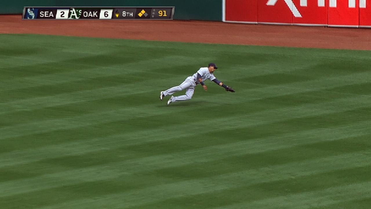 Mariners forced to bundle up in Chicago