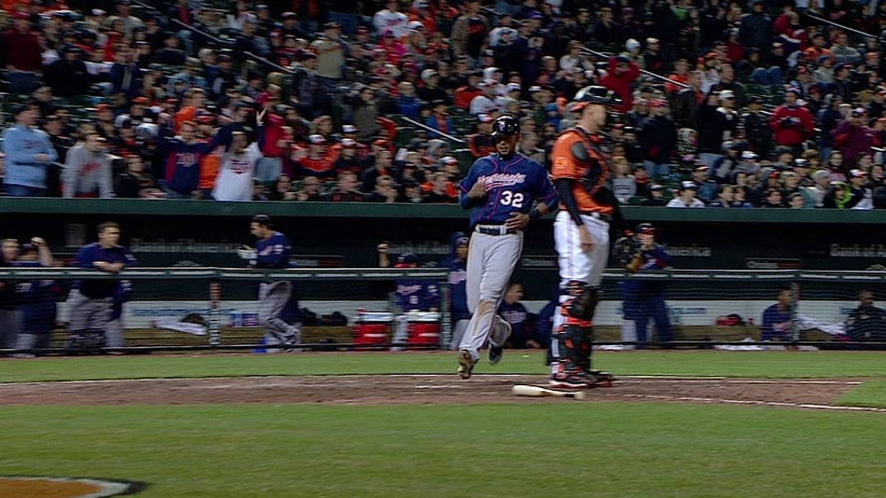 Morneau's ninth-inning hit lifts Twins to victory