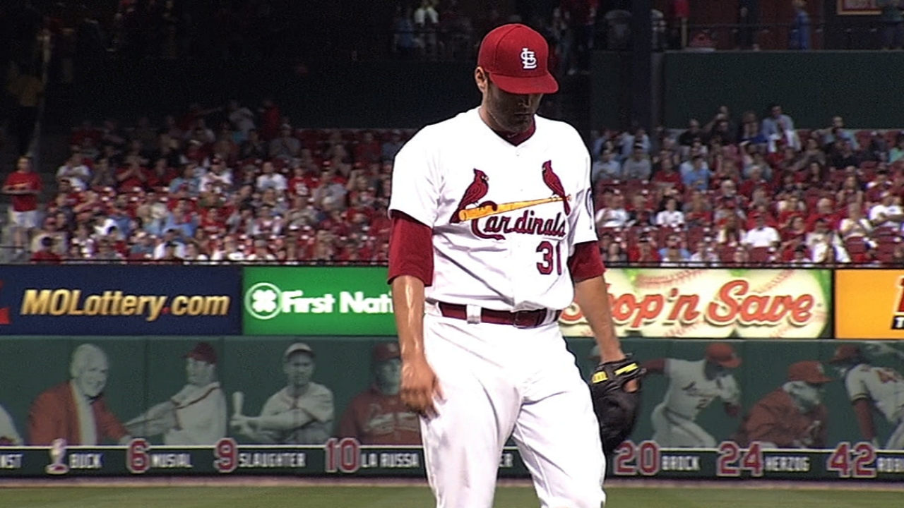 Lynn poncha a 10 y Cardenales vencen a Rojos