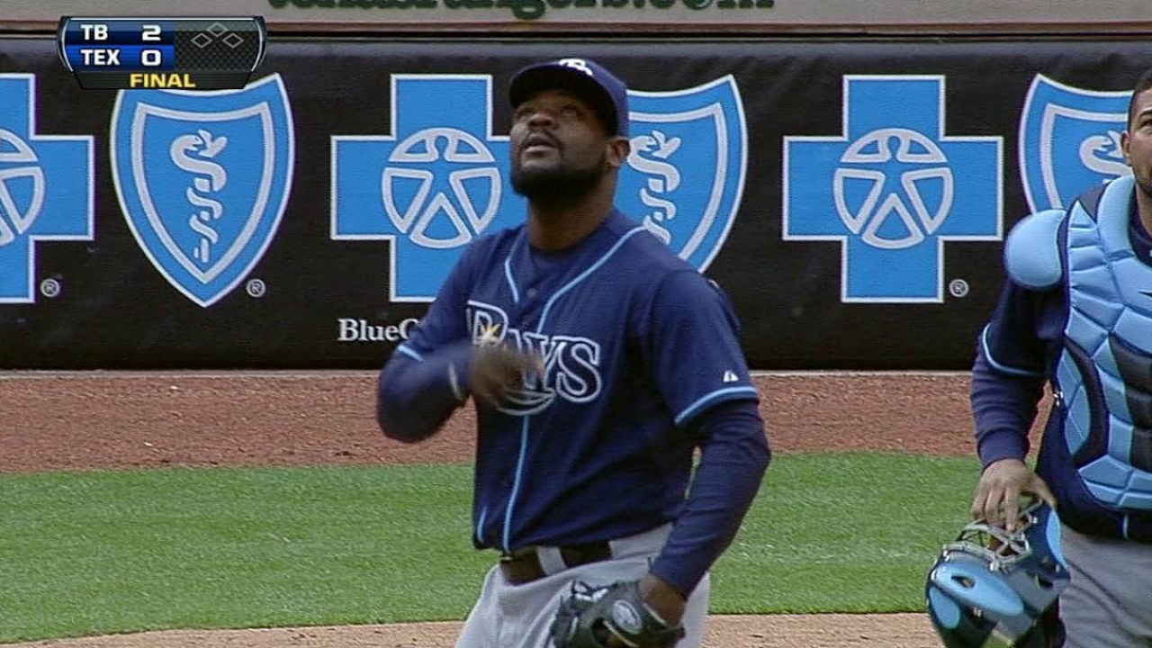 Pitcheo ayuda a Rays a evitar barrida en Texas