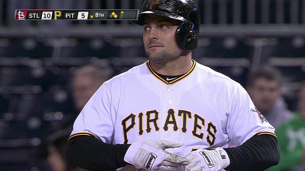 Rockies sign McKenry to Minor League deal