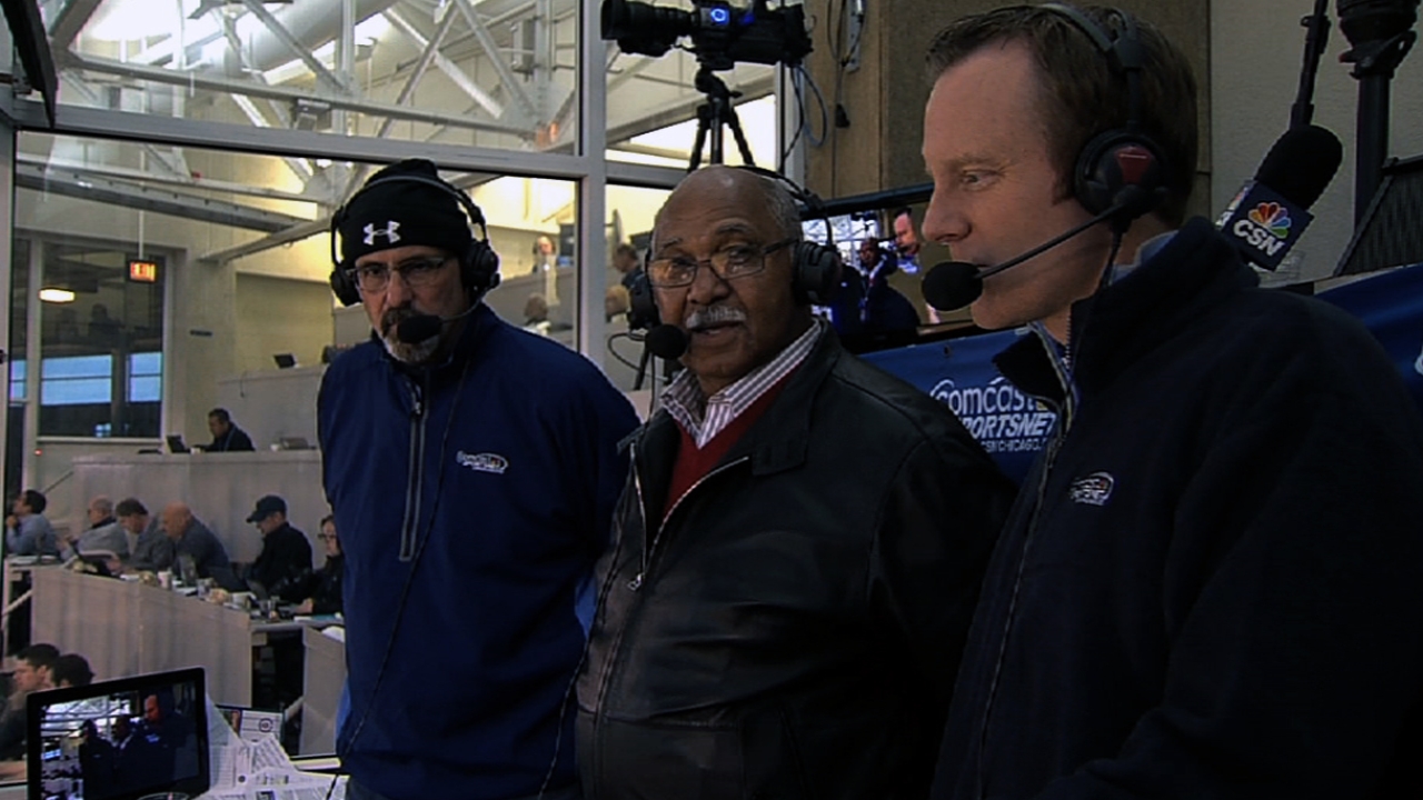 Banks, Williams join Cubs to honor Jackie