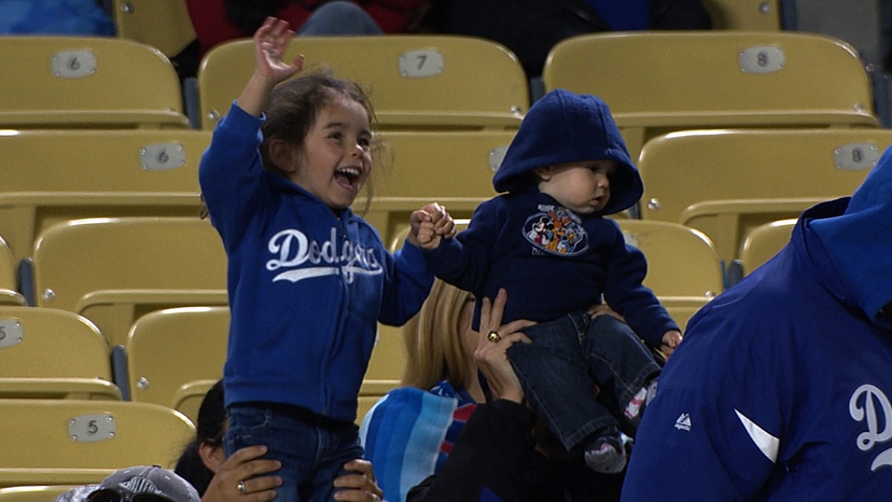 Dodgers borrow Fenway ritual to honor Boston