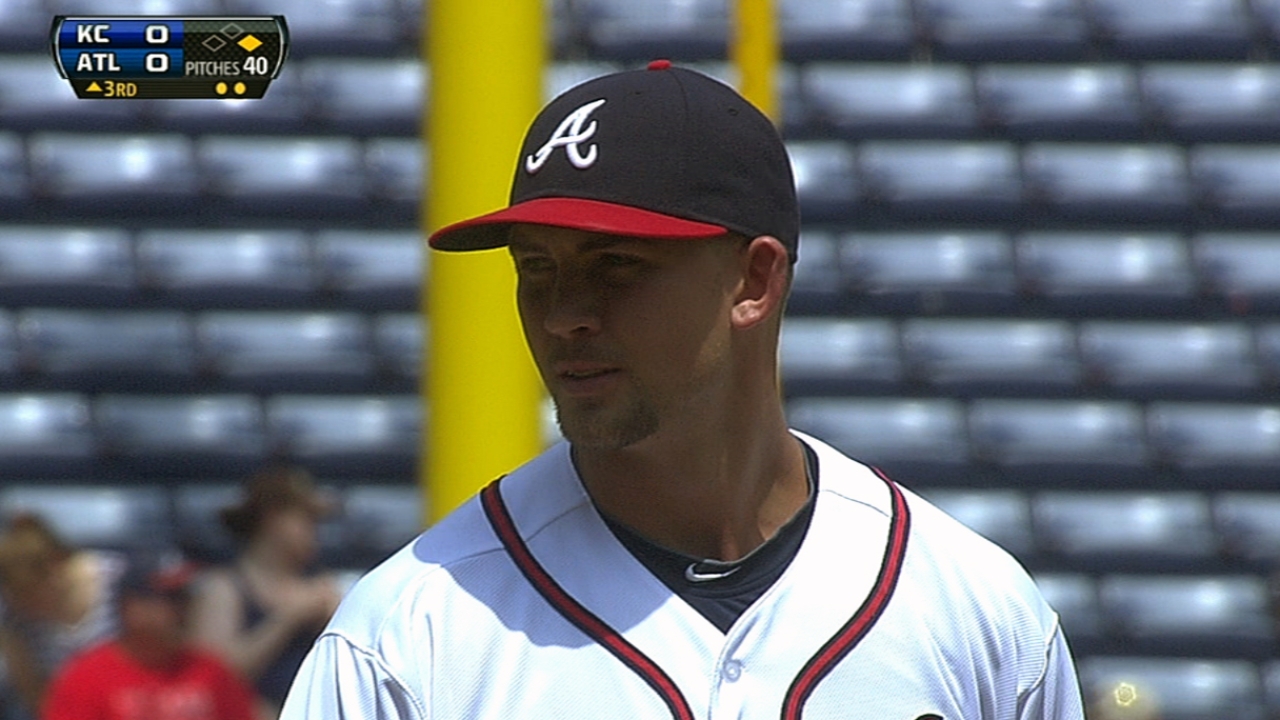 Bats cooled in duel, Braves' streak snapped