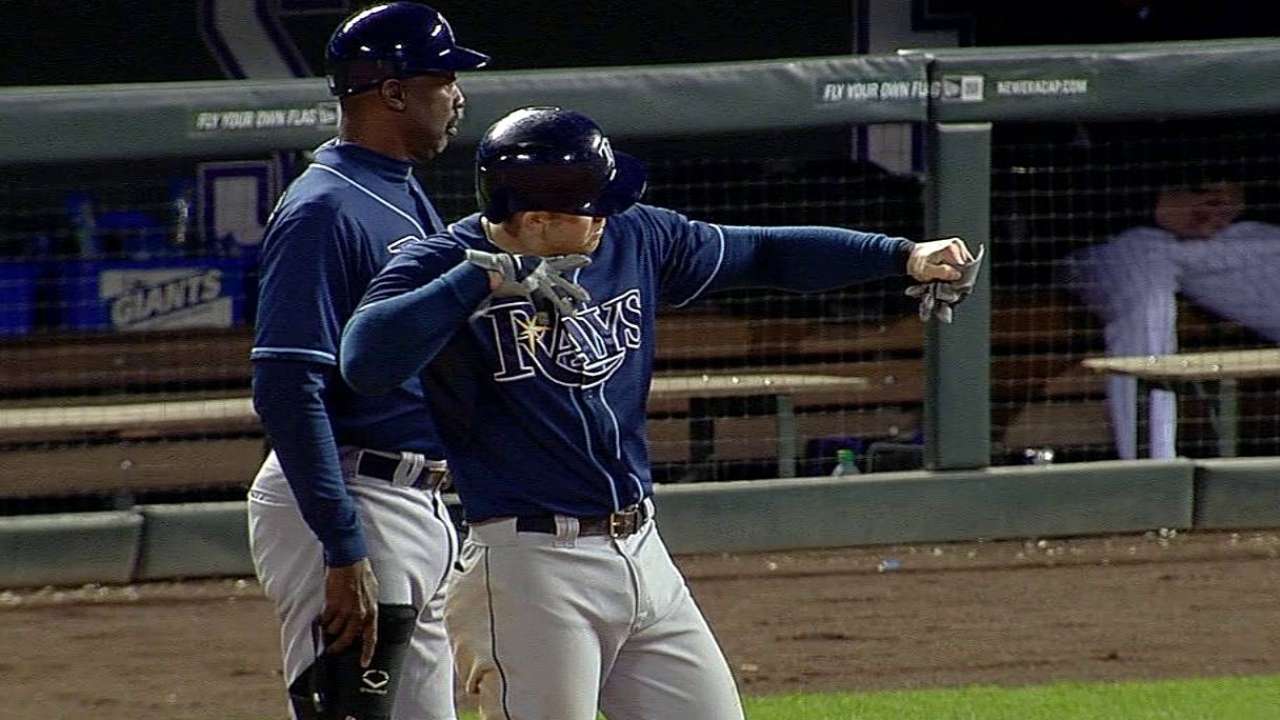 Longoria decide victoria de Rays en extra innings