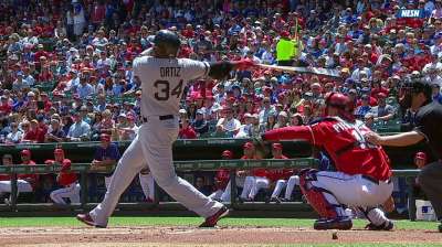 Ortiz goes deep, extends hit streak to 25 games