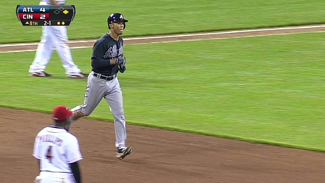 Jonrones de Simmons guiaron a Bravos vs. Rojos