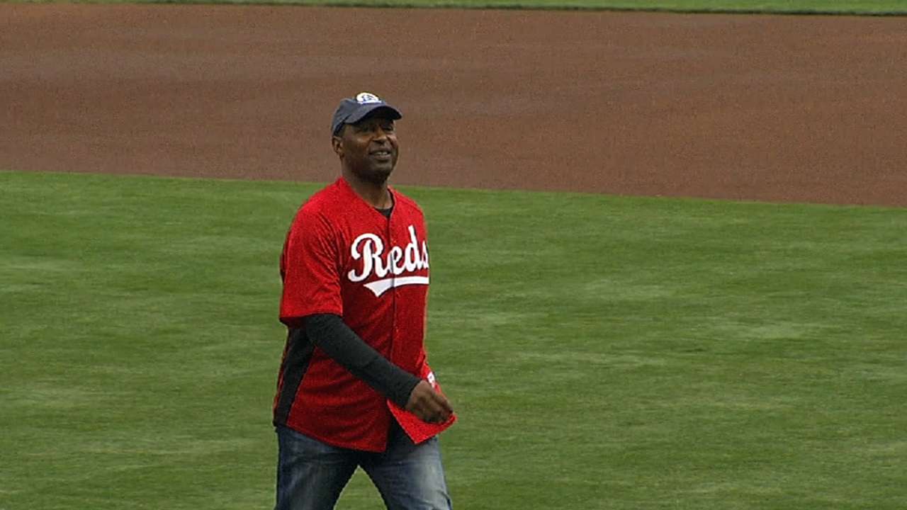 Football legend Carter tosses out first pitch for Reds