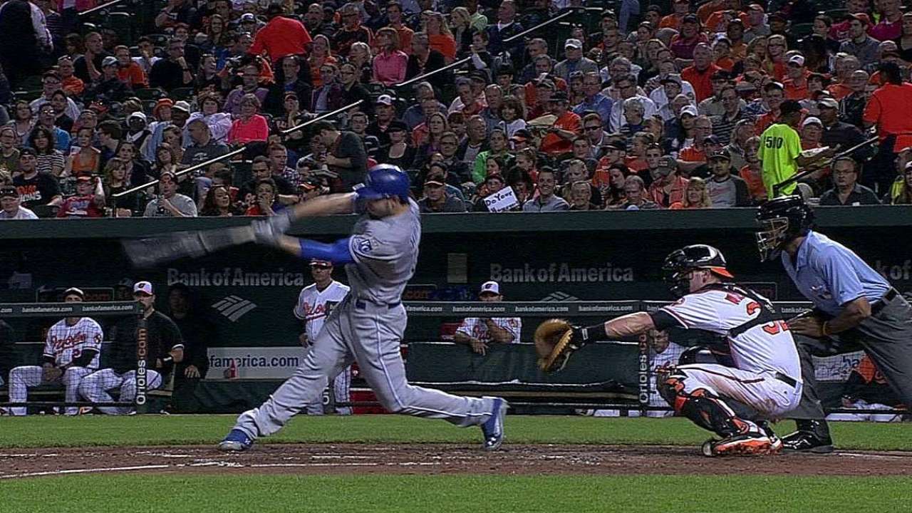 Reales sonaron tres HR para doblegar a los Orioles