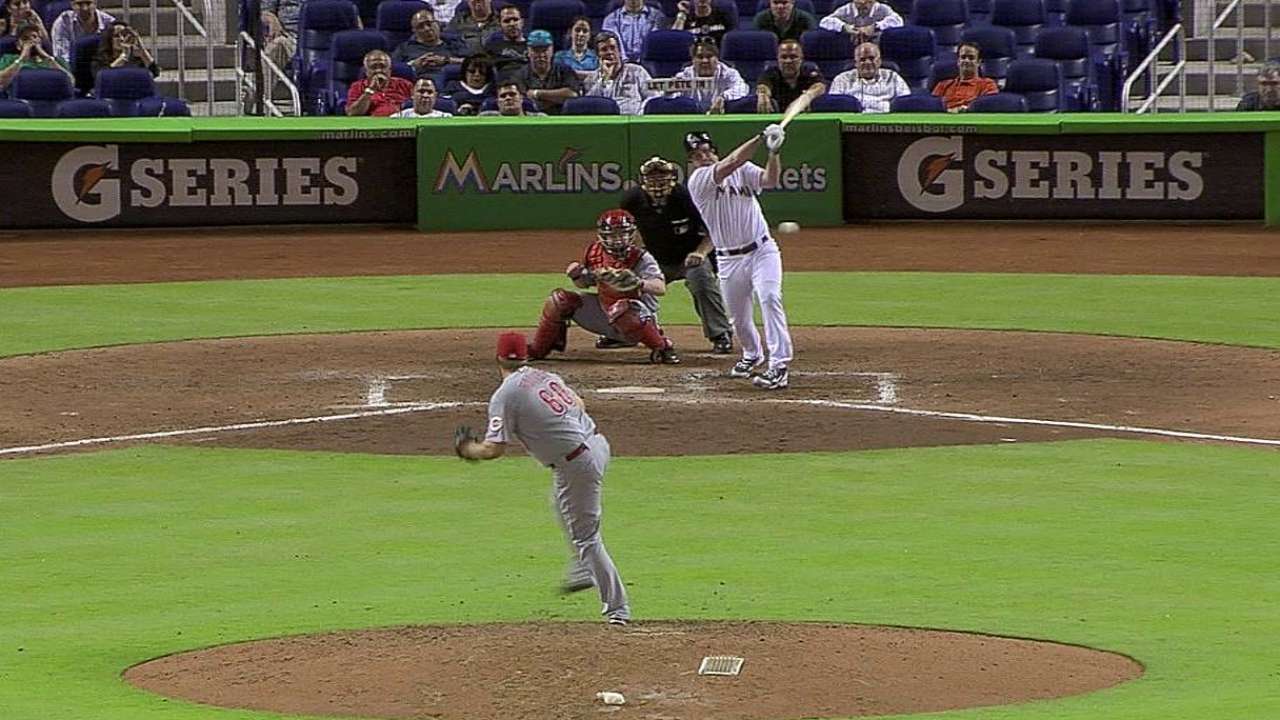Marlins place Diaz on disabled list with knee bruise