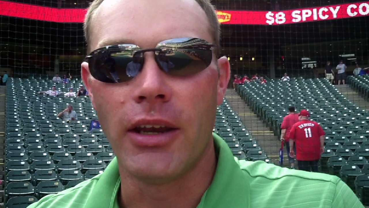 MLB.com-sponsored golfer visits Rangers Ballpark