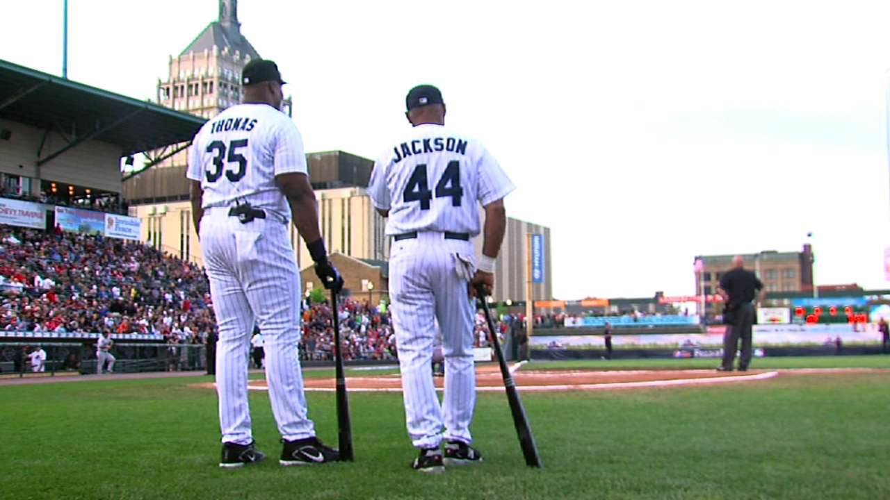 Legends, fans mix at Pepsi MAX Field of Dreams Game