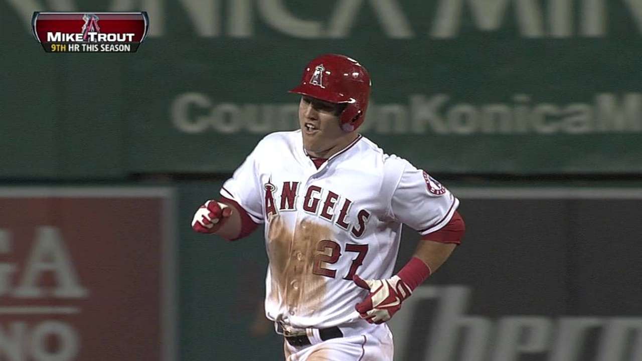 Trout bateó para el ciclo y los Angelinos apalearon
