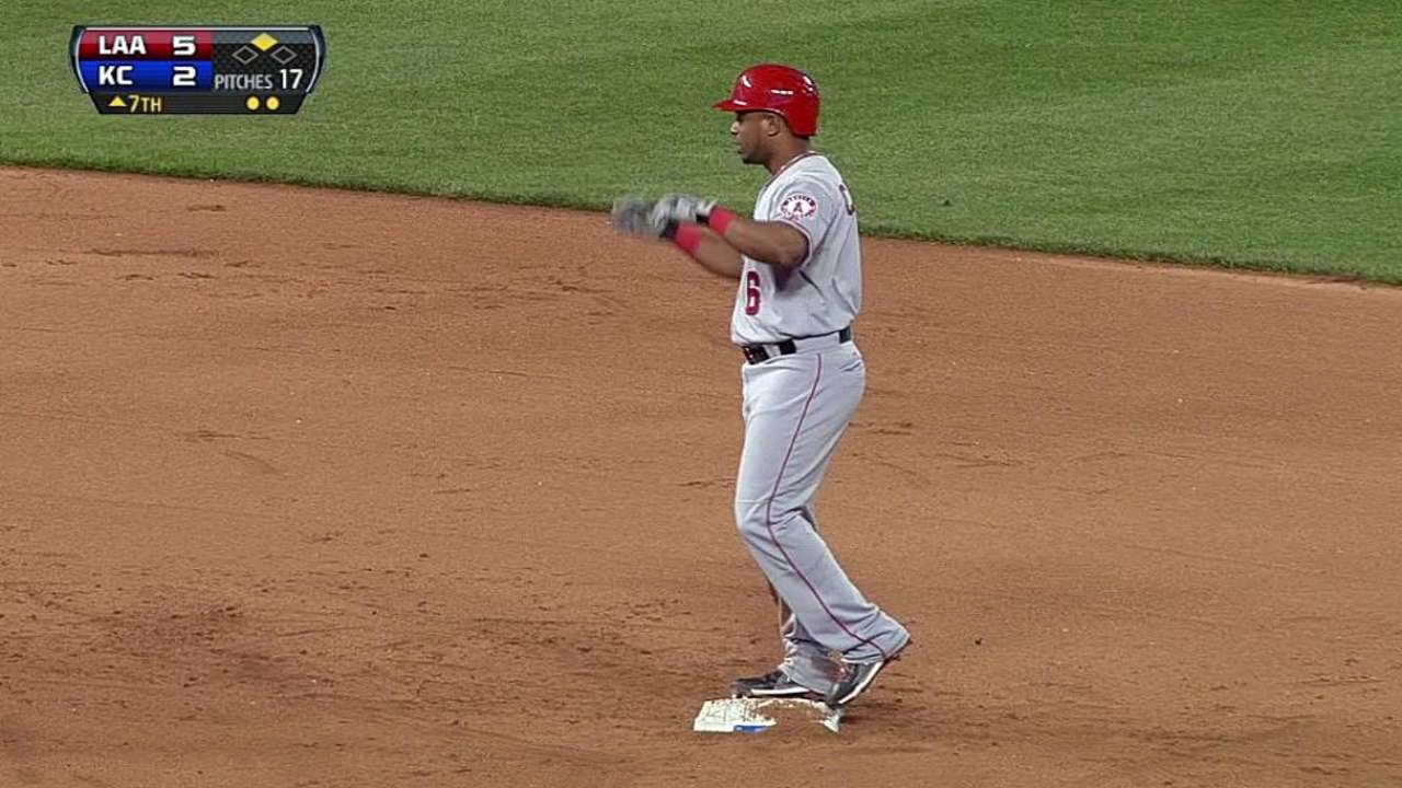 Vargas brilla en la loma y Angelinos vencen a Reales