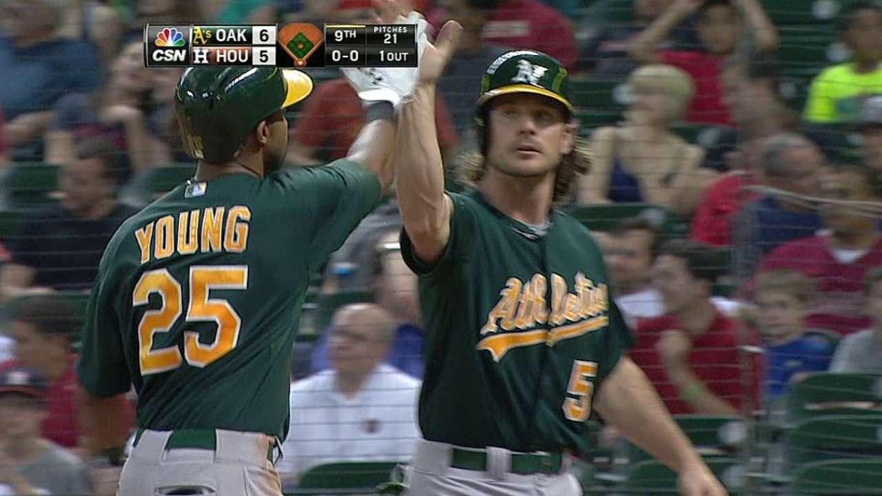 Young decide con HR triunfo de A's sobre Astros