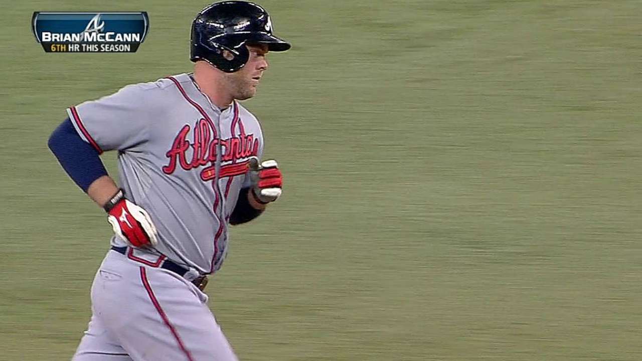 HR de McCann definió victoria de Atlanta en la 10ma