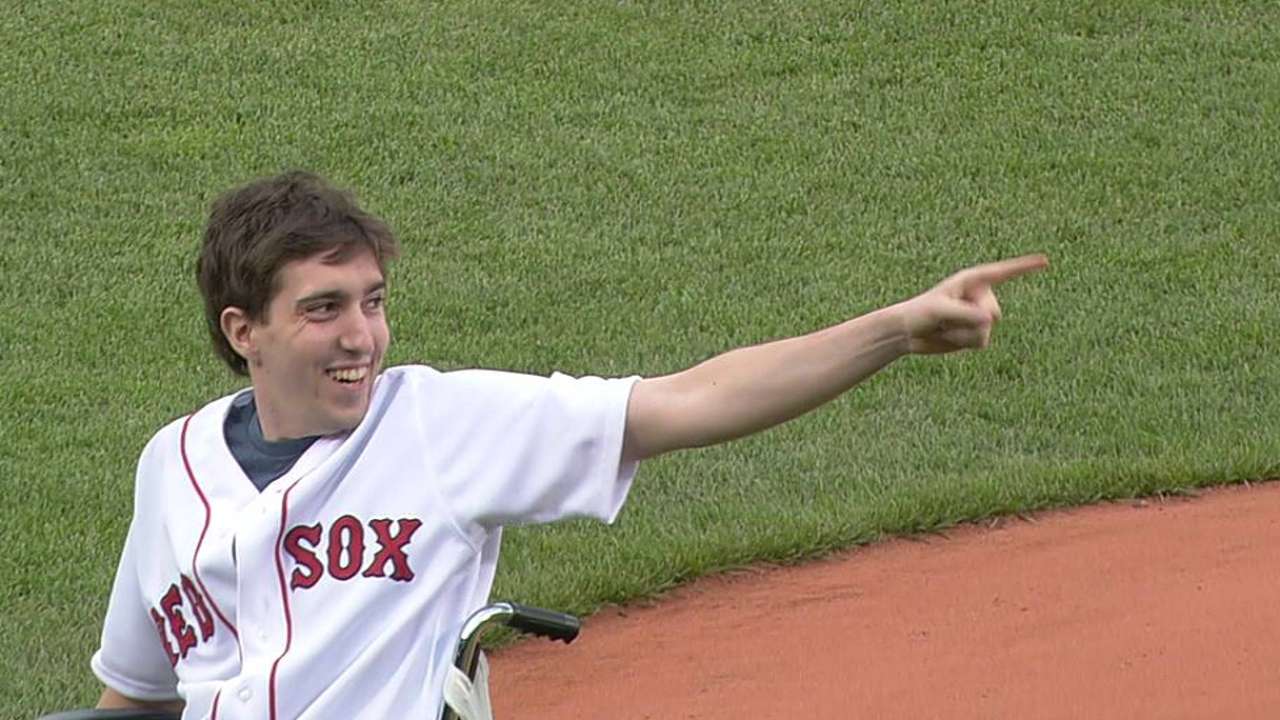 Marathon heroes throw first pitch at Fenway Park
