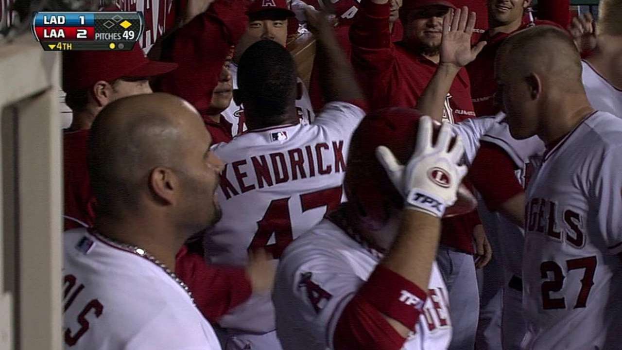 Angelinos ganan y dividen serie contra Dodgers