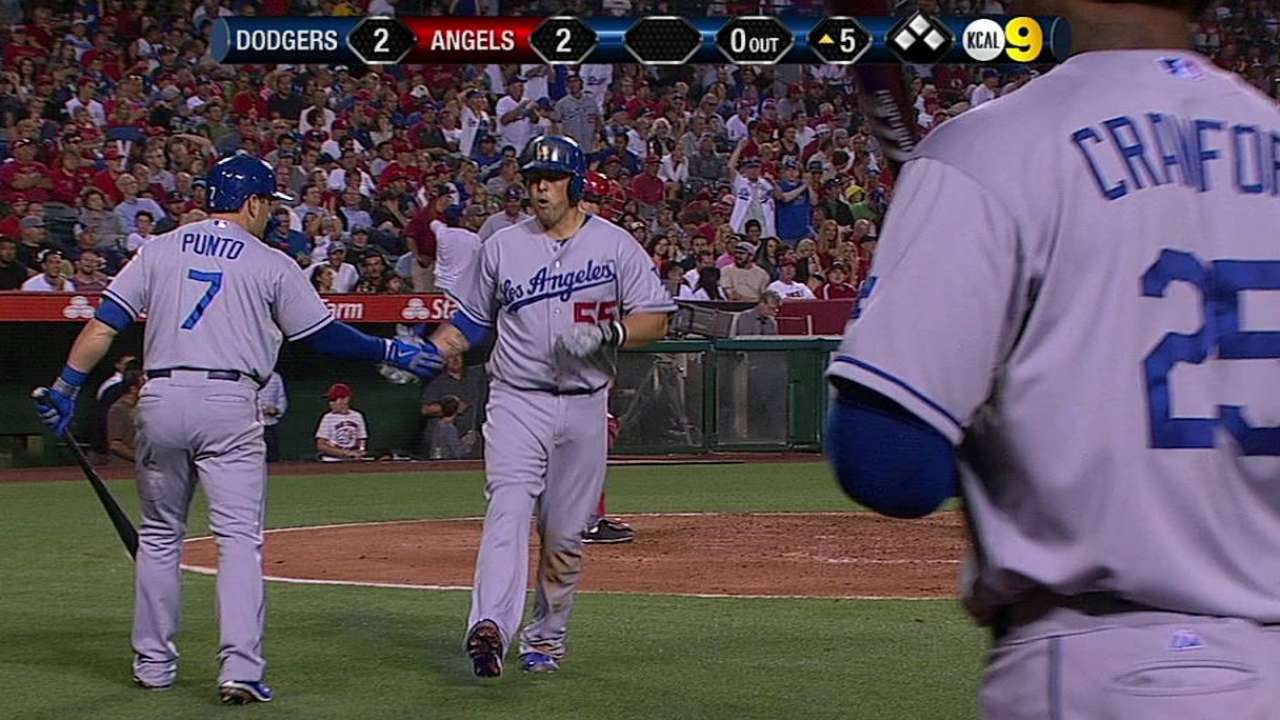 Hernández luce pero Dodgers caen con Angelinos