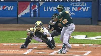 Céspedes jonronea pero A's caen en extra innings