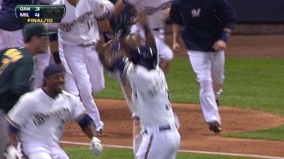 Milwaukee remonta y supera a Oakland en la 10ma