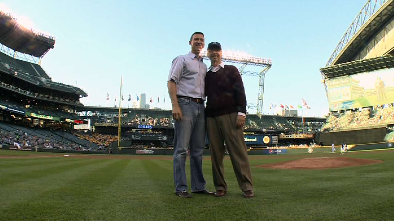 Olerud returns to raise awareness of skin cancer