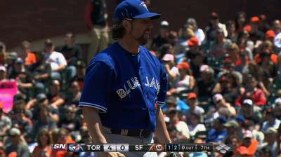 Dickey lo hace todo en victoria de Azulejos en S.F.
