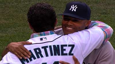 Mo shows appreciation, meets with Mariners staffers