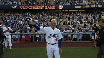 Dodgers, Yankees 'Old Timers' provide thrills