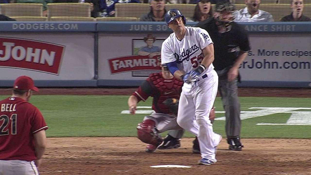 Royals agree to terms with veteran catcher Hernandez