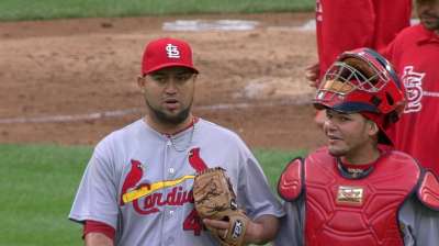 Cardenales se imponen a Mets en partido cerrado