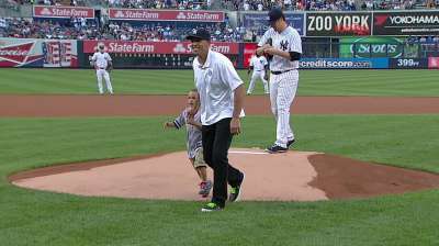 Former outfielder Kidd throws first pitch in Bronx